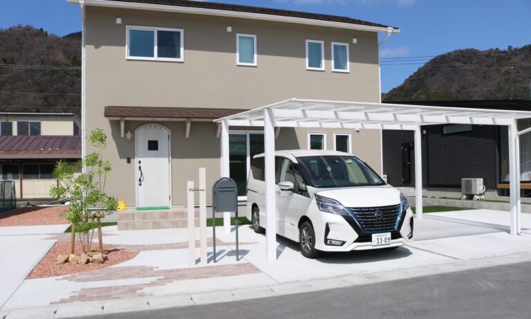 出雲市 カーポート設置後の駐車場と外構施工事例