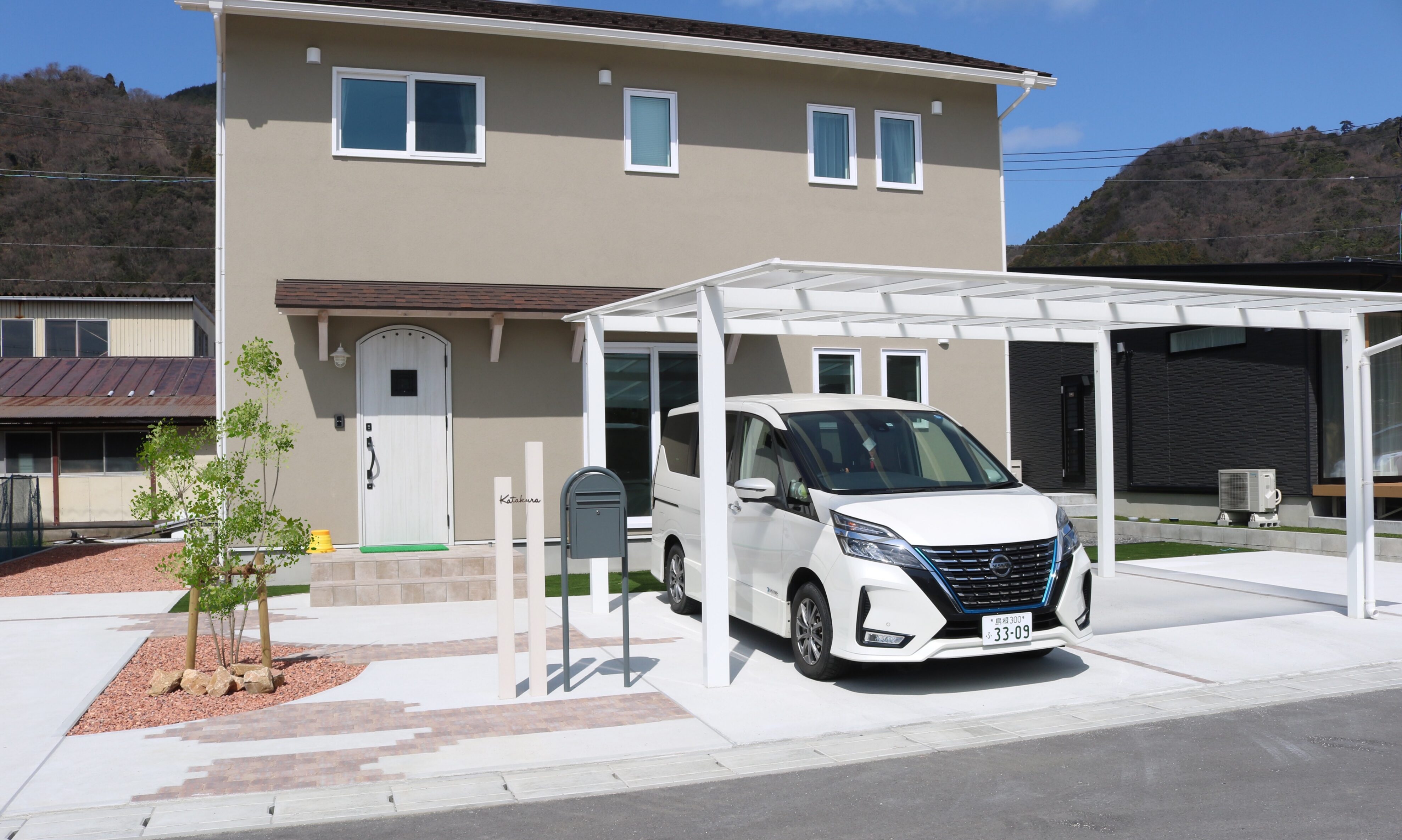 出雲市 カーポート設置後の駐車場と外構施工事例