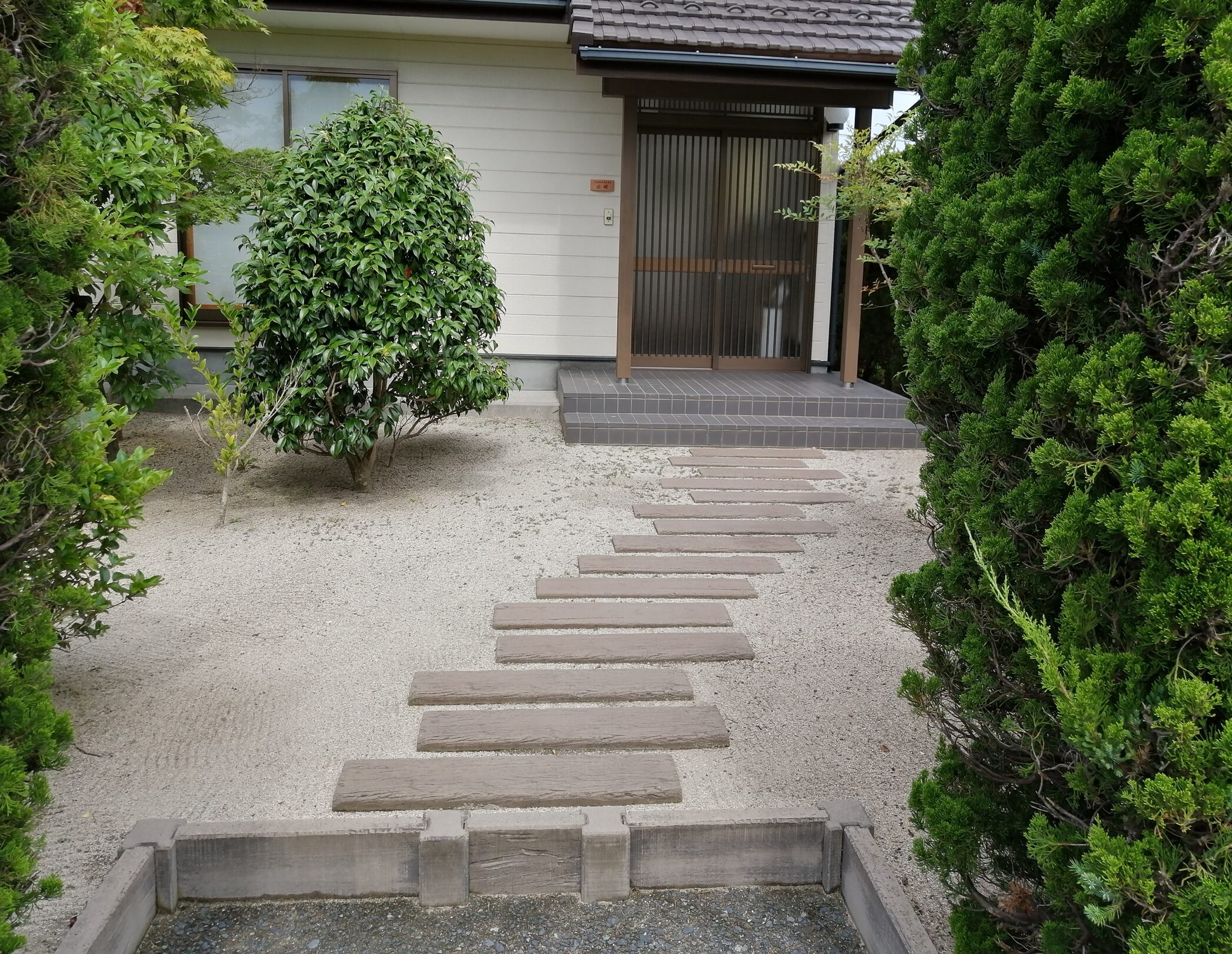 出雲市 外構リフォーム 段差があり通行しにくいアプローチ