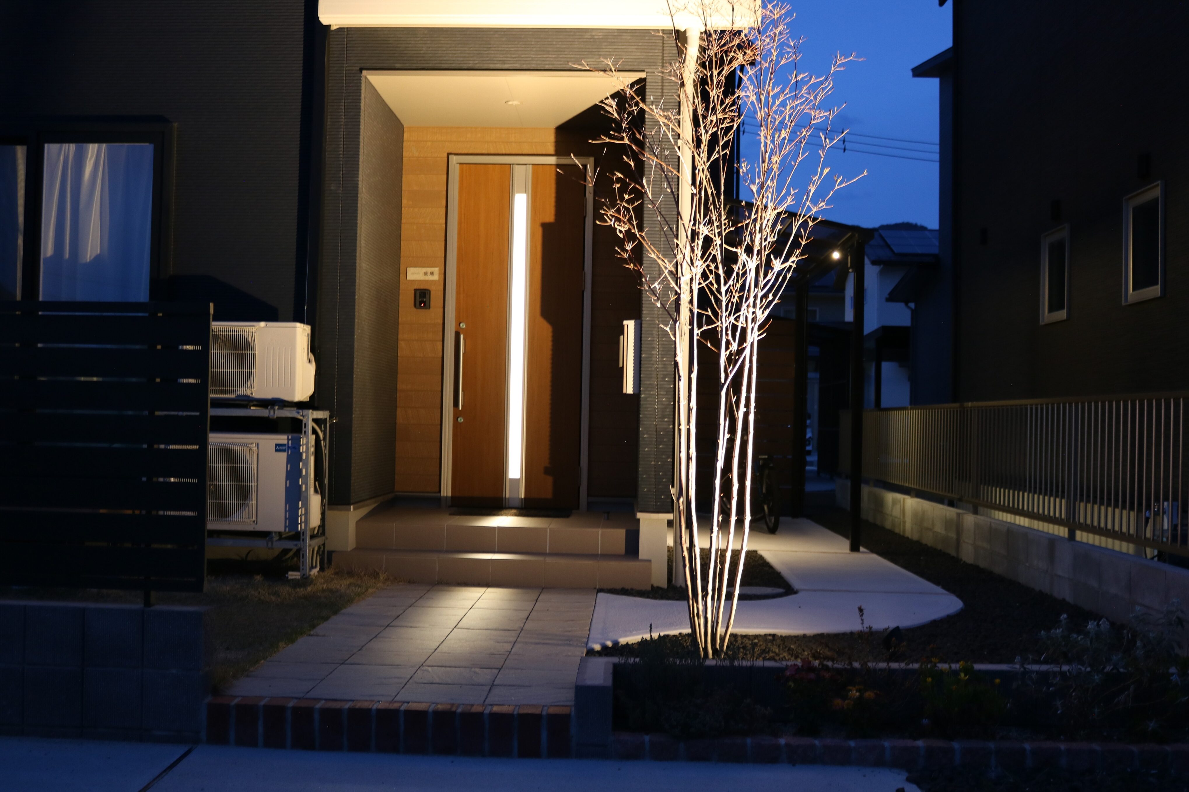 出雲市 外構工事 夜間のライトアップされた門まわりとアプローチ