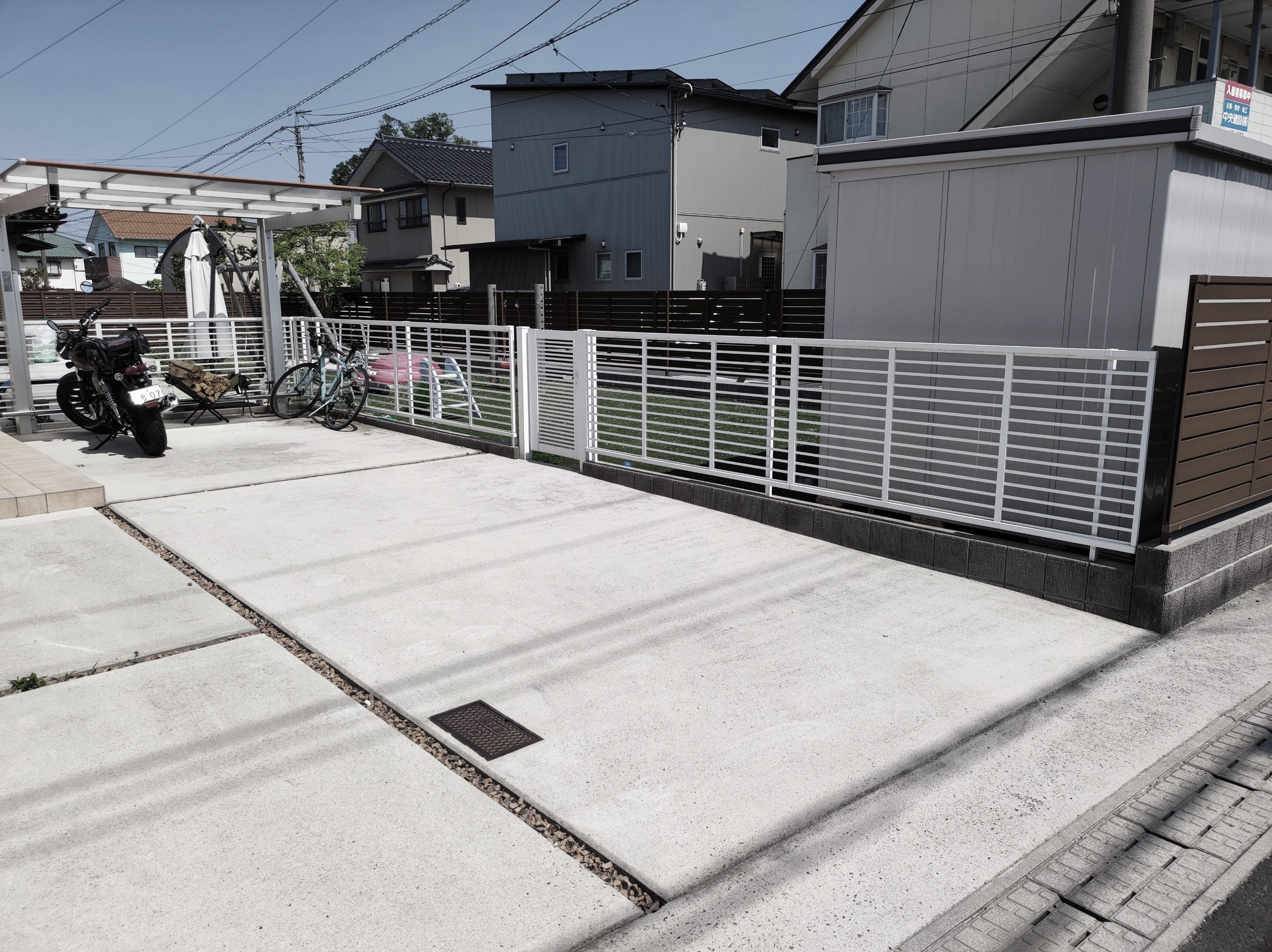 出雲市 外構リフォーム 施工後の駐車スペースとフェンス