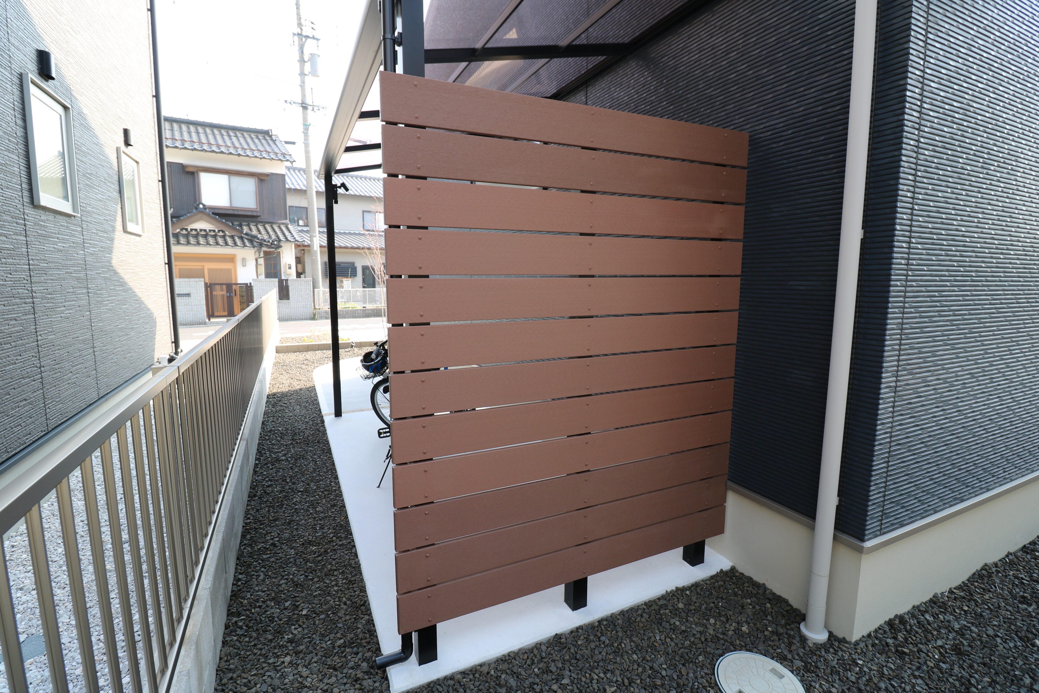 出雲市 外構リフォーム 木目調フェンスで囲った自転車置き場
